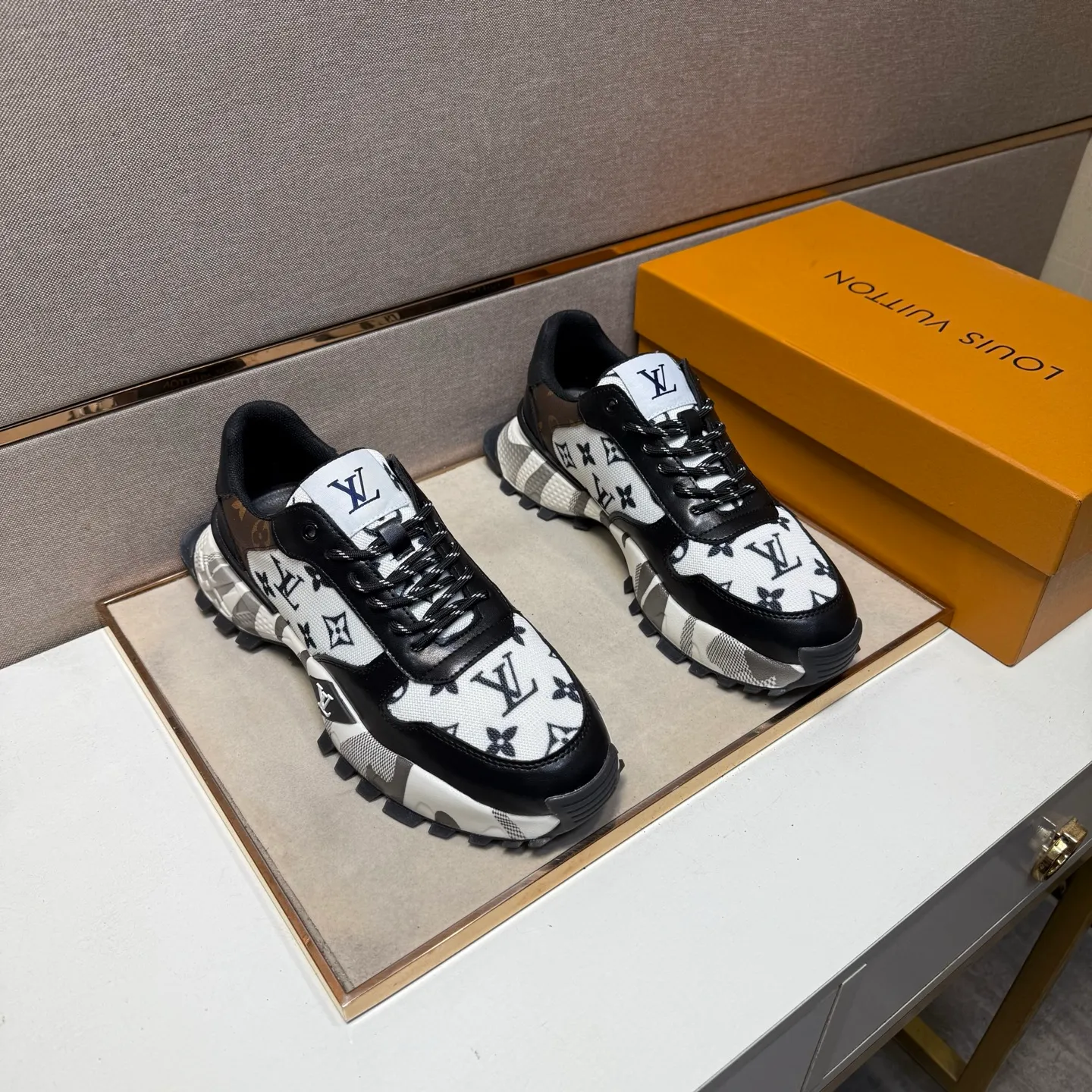 ⬛️Men's shoes 💰p442【LV～】Men's casual shoes 2025z cabinet sales simultaneously 🔶Size: 38-44#️⃣ 🔷2 colors🔜The upper is made of multi-material splicing➕Mesh lining, comfortable and breathable, sole: original comfortable and wear-resistant outsole, ⚠️real thing📱photographed🎬real thing is better📢📢📢